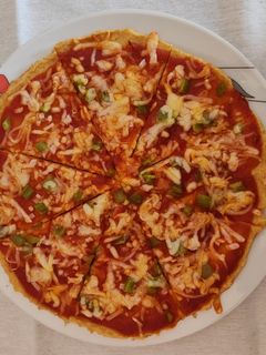 Una foto de Pizza con masa de garbanzos