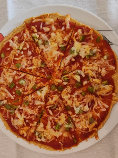 Una foto de Pizza con masa de garbanzos