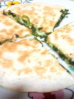 Una foto de Quesadilla de espinacas, cebolla y queso