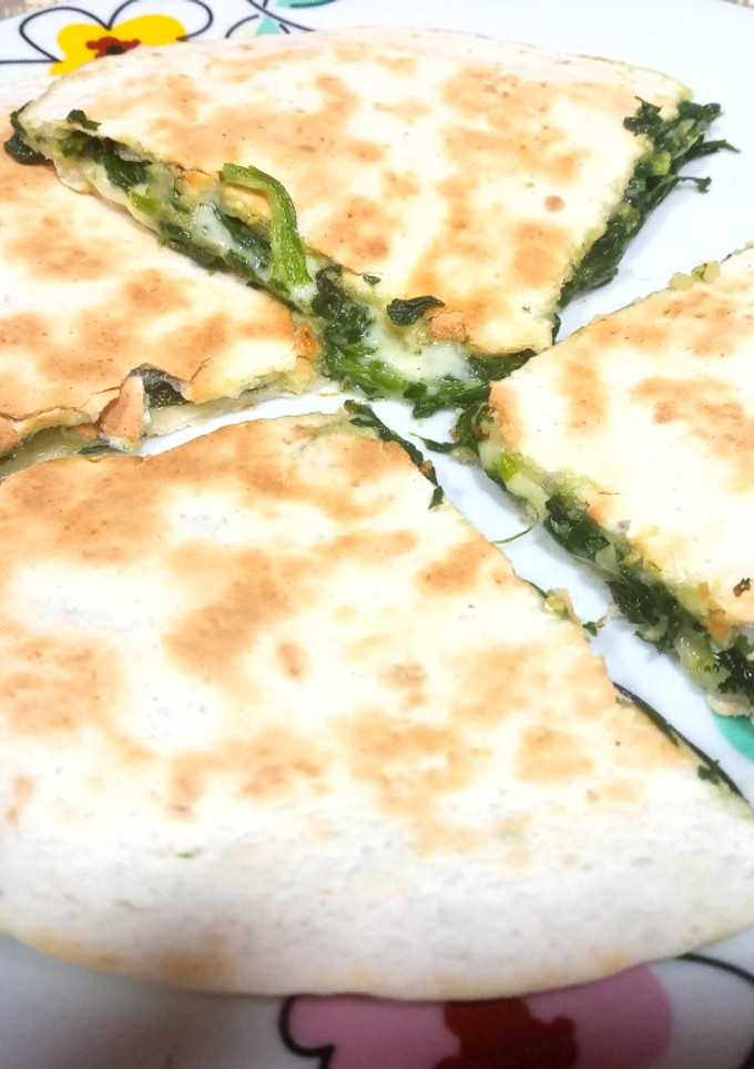 Una foto de Quesadilla de espinacas, cebolla y queso