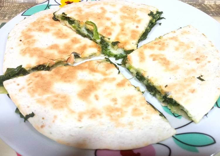 Quesadilla de espinacas, cebolla y queso