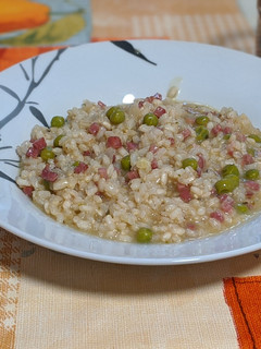 Una foto de Risotto integral con jamón ibérico