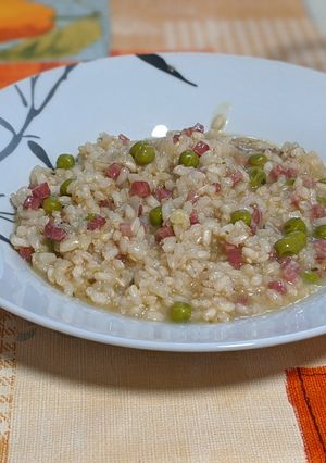 Una foto de Risotto integral con jamón ibérico