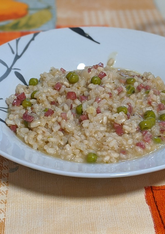 Una foto de Risotto integral con jamón ibérico