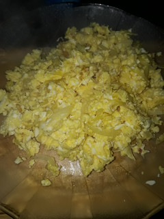 Una foto de Huevos revueltos con cebolla