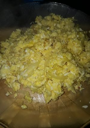 Una foto de Huevos revueltos con cebolla