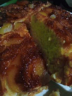 Una foto de Torta de peras invertida