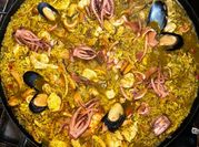 Una foto de paella con pescado