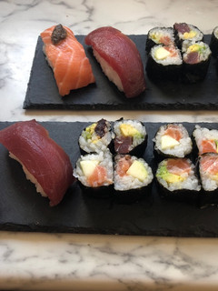 Una foto de Cómo hacer Sushi de atún y salmón desde cero: Maki, Temaki y Nigiri