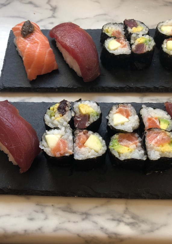 Una foto de Cómo hacer Sushi de atún y salmón desde cero: Maki, Temaki y Nigiri