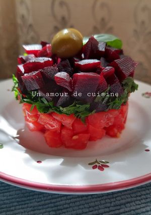 Une photo de Salade betterave tomate