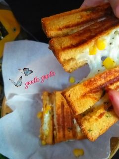 चीजी गार्लिक ब्रेड स्टिक्स (cheesy garlic bread sticks recipe in Hindi) रेसिपी मुख्य फोटो
