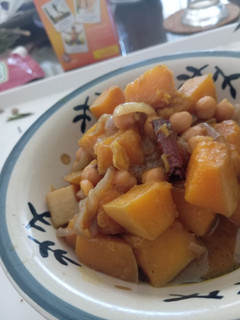 Una foto de Curry vegano de calabaza y garbanzos