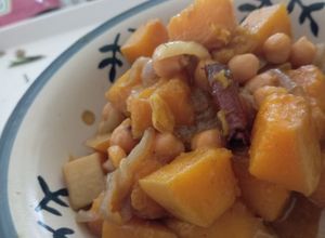 Una foto de Curry vegano de calabaza y garbanzos