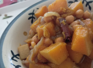 Una foto de Curry vegano de calabaza y garbanzos