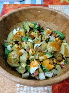 Una foto de Ensalada campera con aguacate y jamón serrano