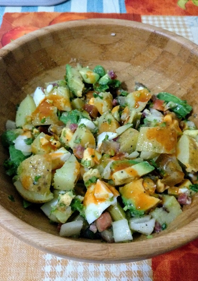 Una foto de Ensalada campera con aguacate y jamón serrano