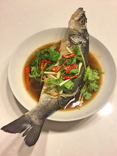 รูปของ ปลานึ่งซีอิ๊วเหลาๆ