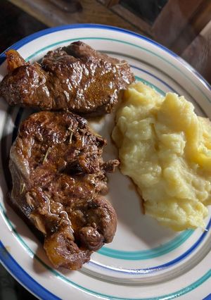 Una foto de Lomo a la barbacoa con puré 🍖