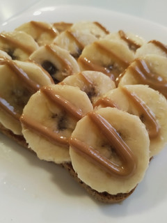 Una foto de Tostada integral con plátano y peanut butter 🤤