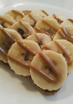 Una foto de Tostada integral con plátano y peanut butter 🤤