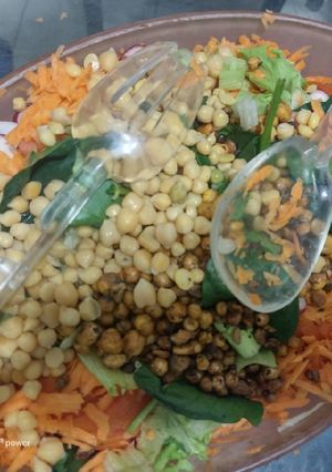 Una foto de Ensalada de garbanzos con vegetales