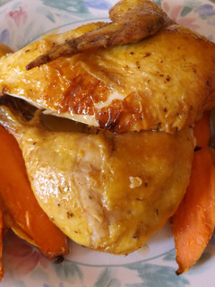 Una foto de Pollo asado a cocción lenta con batatas