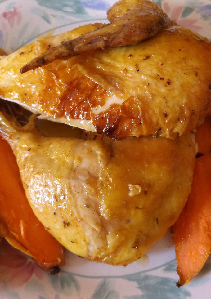 Una foto de Pollo asado a cocción lenta con batatas