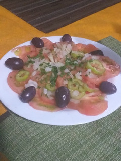Una foto de Ensalada de tomates y oliva