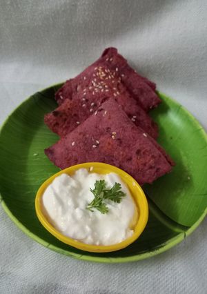 बीट पराठा (Beet Paratha Recipe In Marathi) रेसिपी चे मुख्य फोटो 