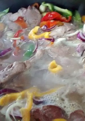 Una foto de Bondiola al disco con cerveza y papas