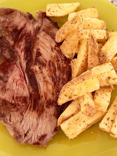 Una foto de Filete de ternera a la plancha con patatas Deluxe