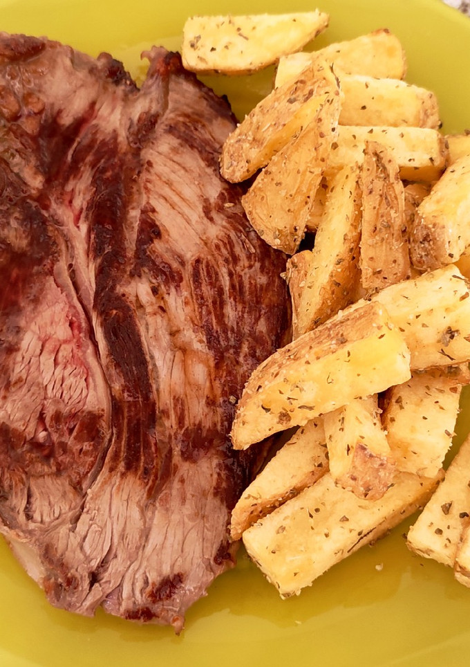 Una foto de Filete de ternera a la plancha con patatas Deluxe