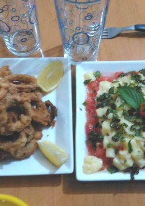 Una foto de Rabas a la provenzal con ensalada capresse