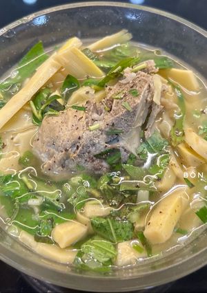 Hình của món Canh Xương Đuôi Heo Hầm Măng.