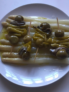 Una foto de Gildas con espárragos y aceite de oliva