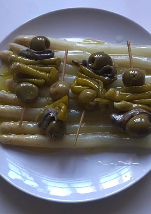Una foto de Gildas con espárragos y aceite de oliva