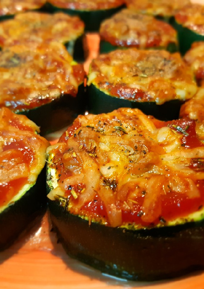 Una foto de Calabacín asado con tomate y mozzarella