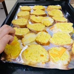 A picture of GARLIC 🧄 BREAD 🥖.