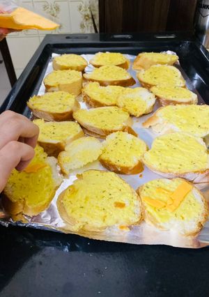 A picture of GARLIC 🧄 BREAD 🥖.