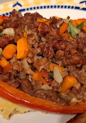 Una foto de Morrones rellenos de carne