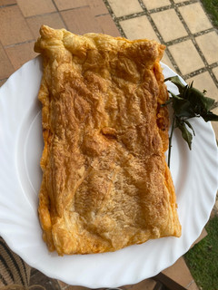 Una foto de Empanada gigante de atún con masa de hojaldre