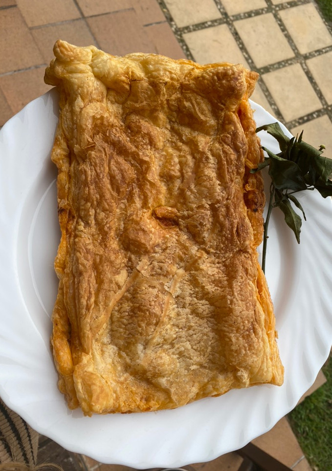 Una foto de Empanada gigante de atún con masa de hojaldre