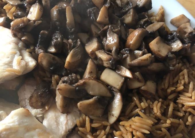 Dry-fryed Chicken with Mushrooms and Mushroom Rice