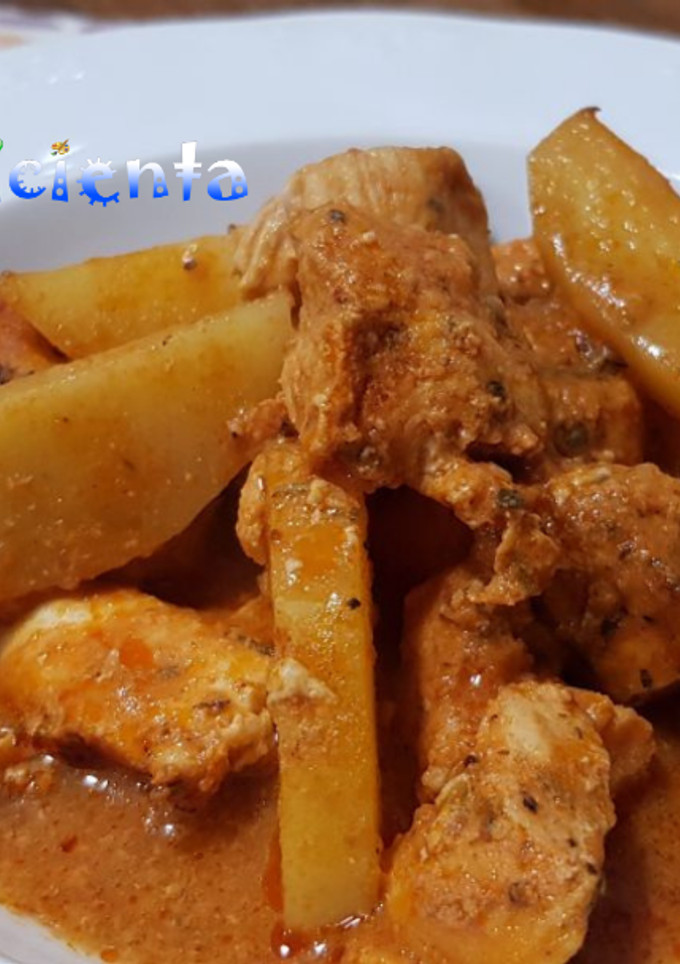 Una foto de Pollo con patatas en salsa al horno