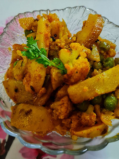 आलू गोभी की सब्जी (Aloo Gobhi Ki Sabzi recipe in hindi) रेसिपी मुख्य फोटो