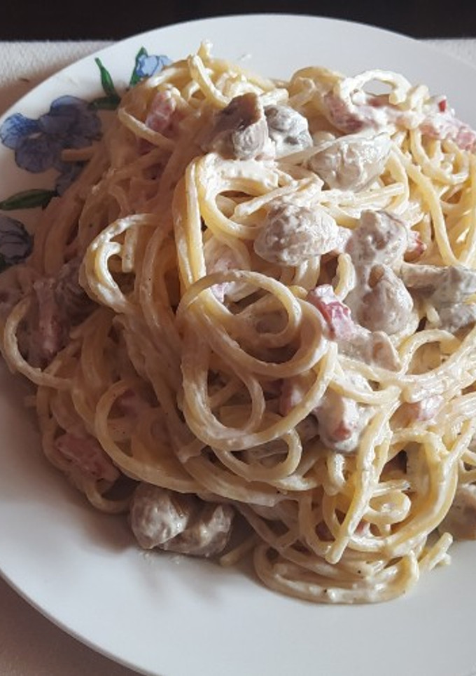 Una foto de 🌺Espaguetis con queso crema, bacon y champiñones 🌺