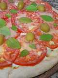 Pizza media masa caprese