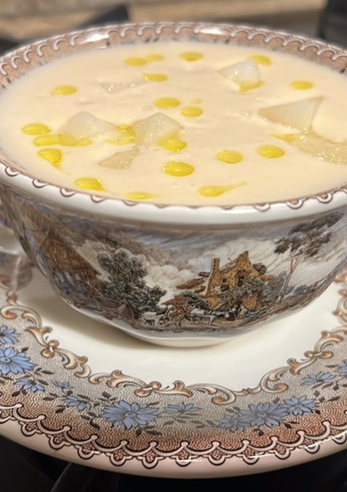 Una foto de Ajoblanco con leche de coco y melón