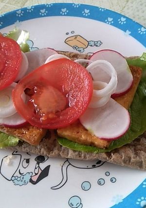 Lapos kenyér sült tofuval recept fotója